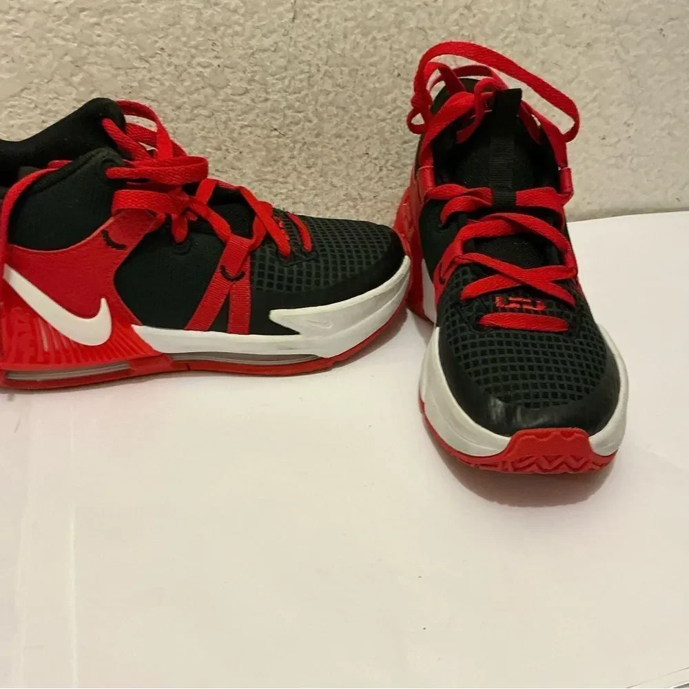 Nike LeBron Witness 7 Basketball Shoes, gently used size 4.5 Y